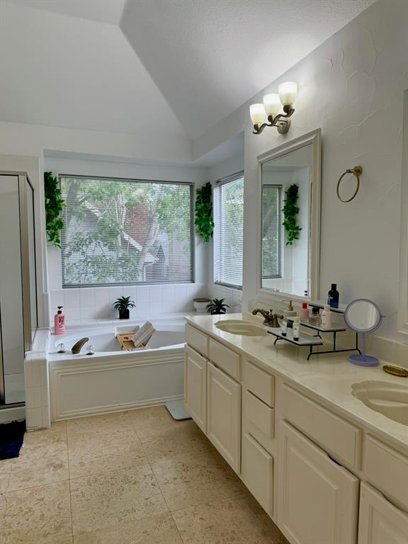 417 Moonlight Way Irving, TX 75063 - Photo 22 of 31 a bath room with sink and mirror