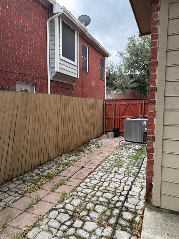 417 Moonlight Way Irving, TX 75063 - Photo 31 of 31 a backyard of a house