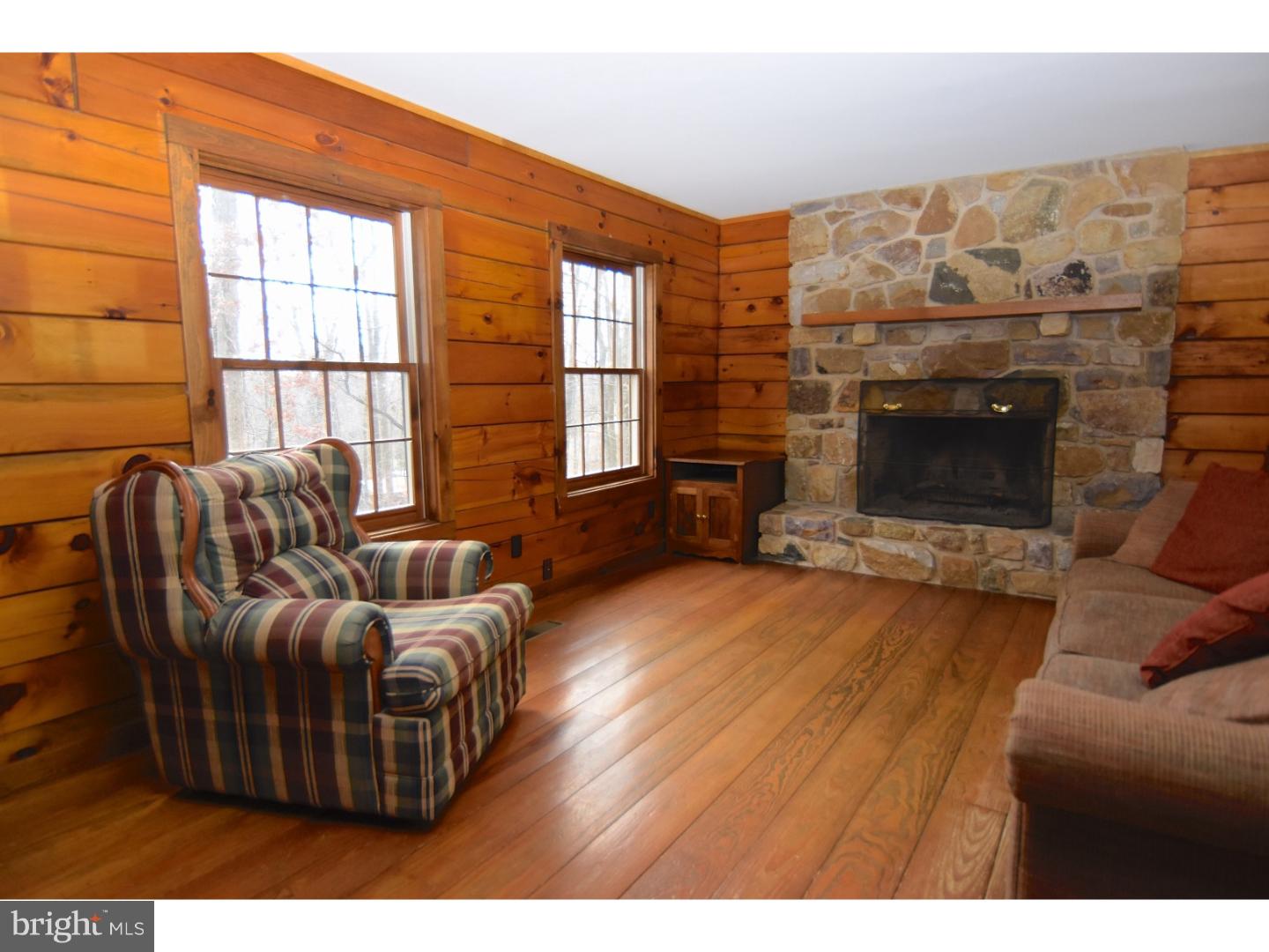 81 Overlook Road Morgantown, PA 19543 - Photo 4 of 25 Living Room