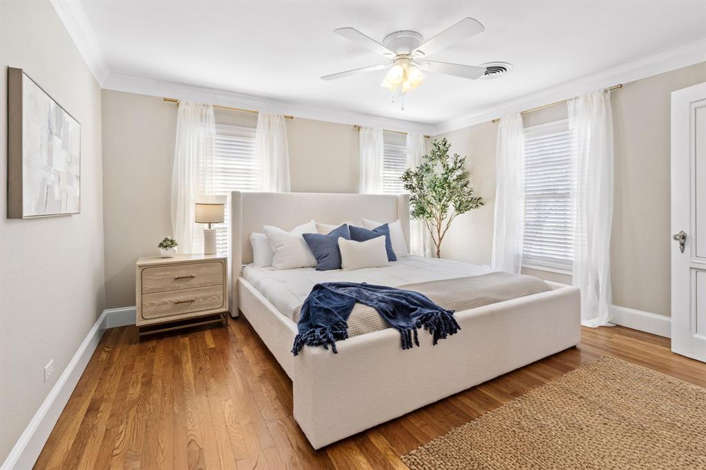 2815 Cumberland Avenue Waco, TX 76708 - Photo 20 of 40 a bedroom with a bed and a chandelier