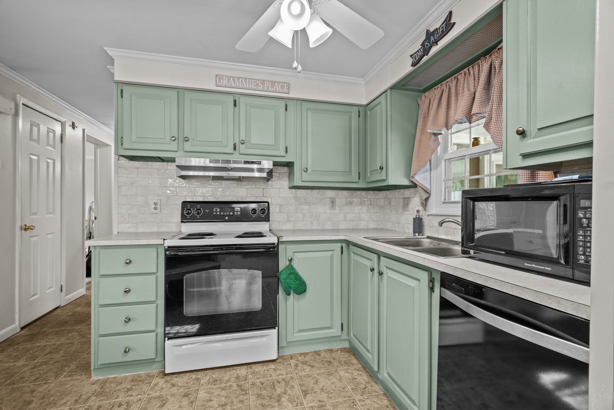 23 Castle Road Attleboro, MA 02703 - Photo 11 of 38 Gallery Image 11