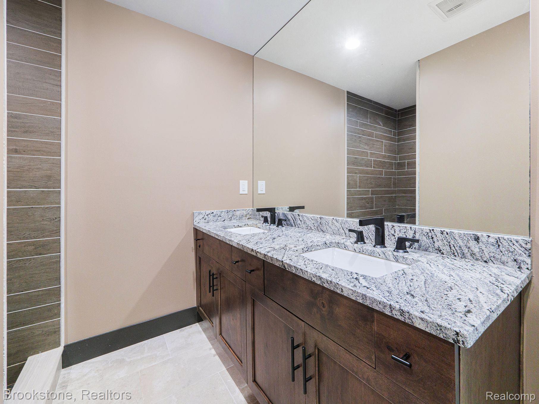 428 Taylor Avenue Rochester, MI 48307 - Photo 18 of 27 Primary Full Bathroom