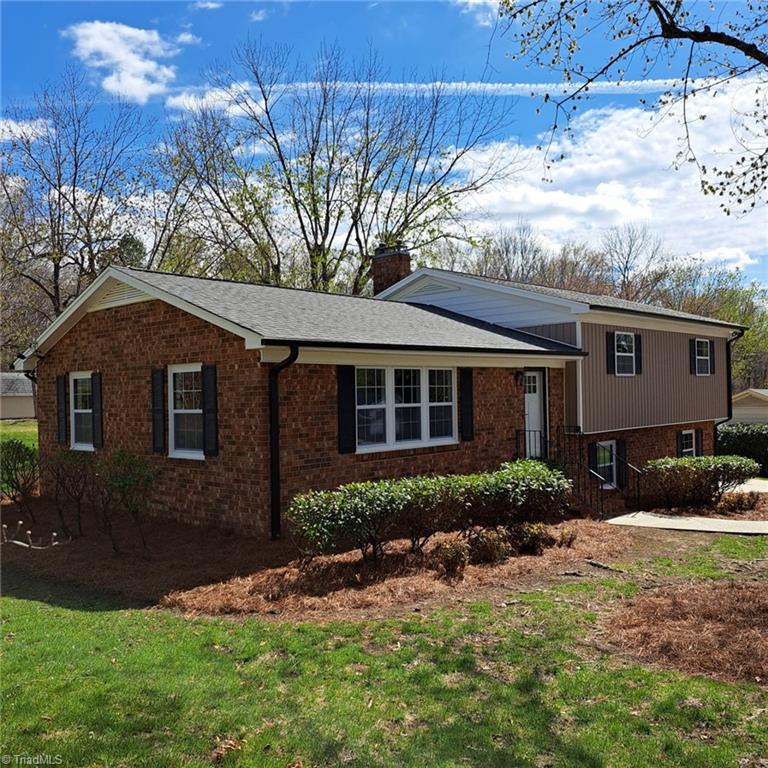 998 Nottingham Road High Point, NC 27262 - Photo 4 of 37 Gallery Image 4