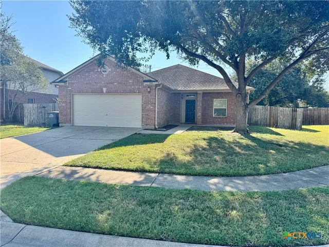 a view of a yard in front of a house