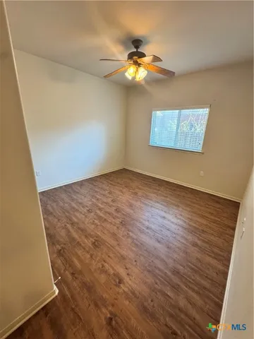 en view of an empty room with wooden floor