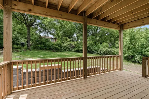 a view of a house with backyard