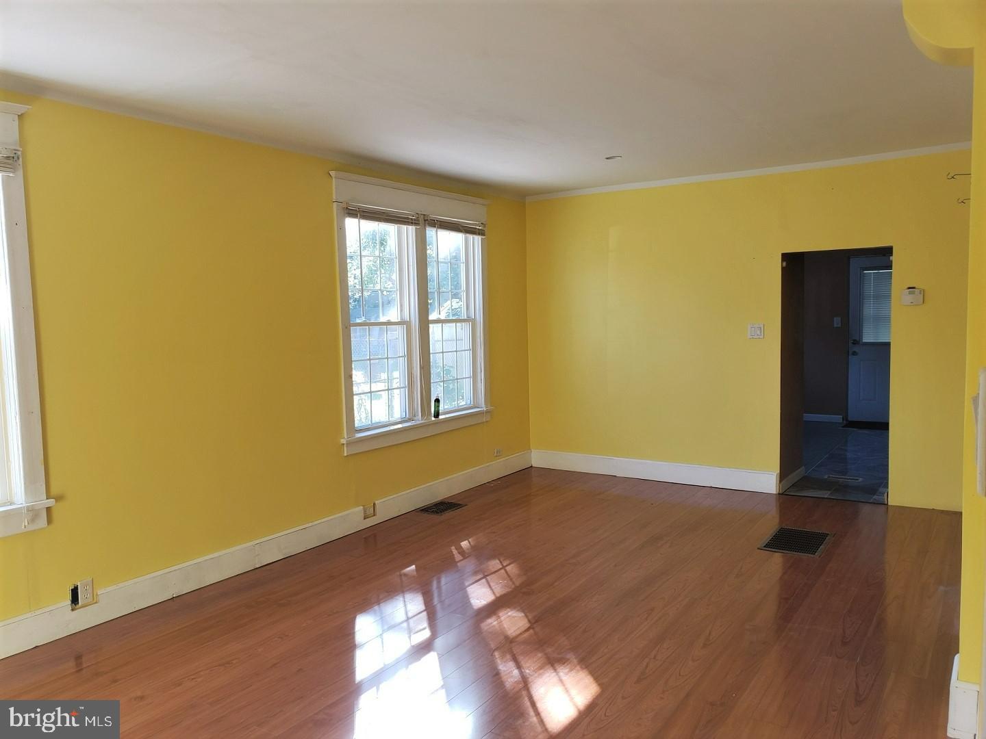 1377 Crown Point Road West Deptford, NJ 08093 - Photo 4 of 10 Living Room