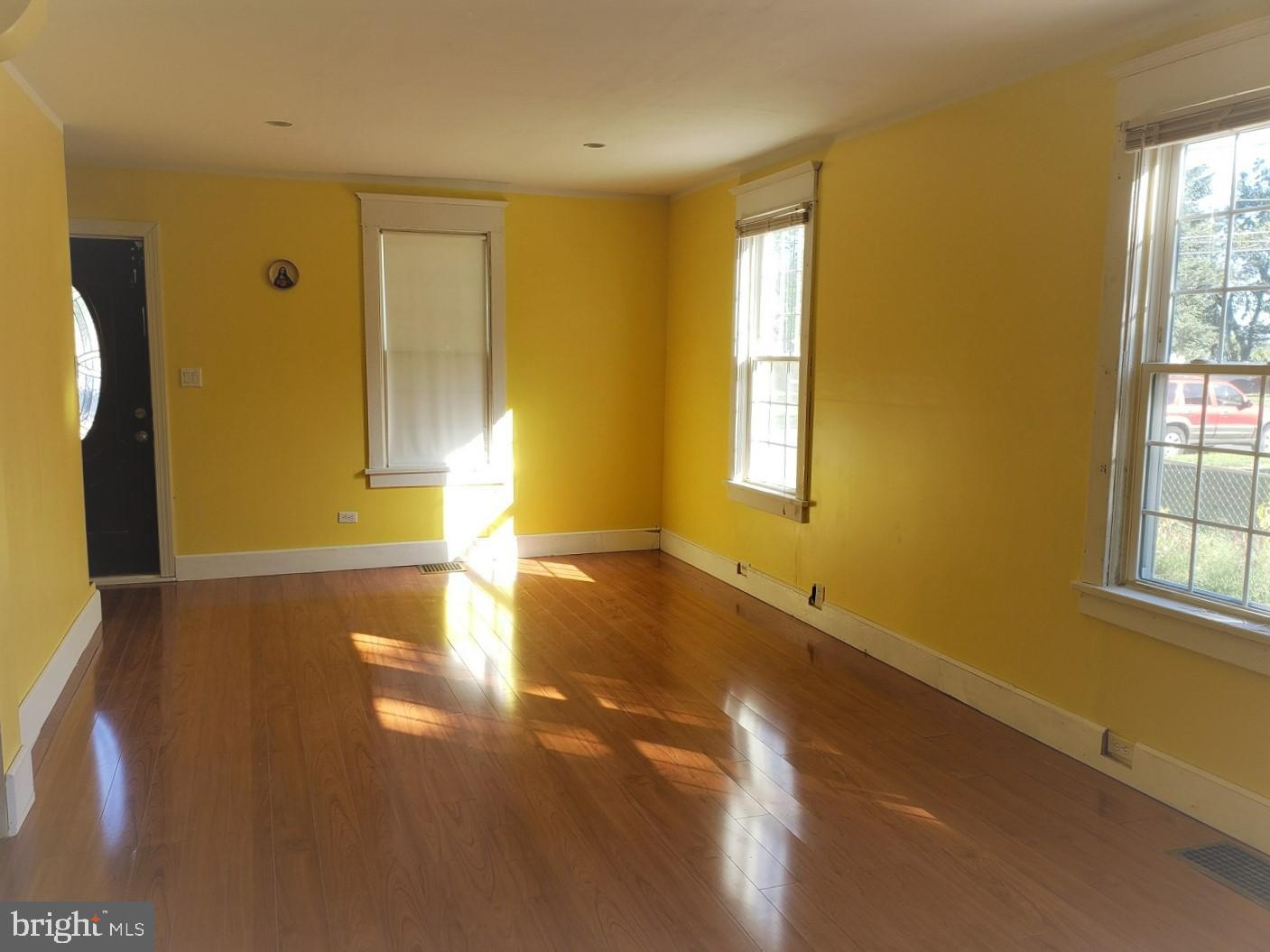 1377 Crown Point Road West Deptford, NJ 08093 - Photo 5 of 10 Living Room