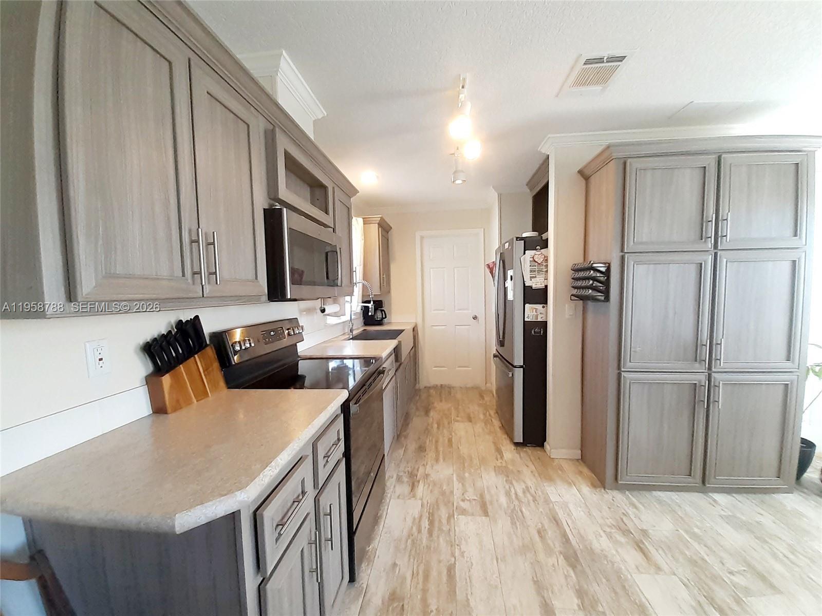 13331 Southwest 7th Place Davie, FL 33325 - Photo 23 of 35