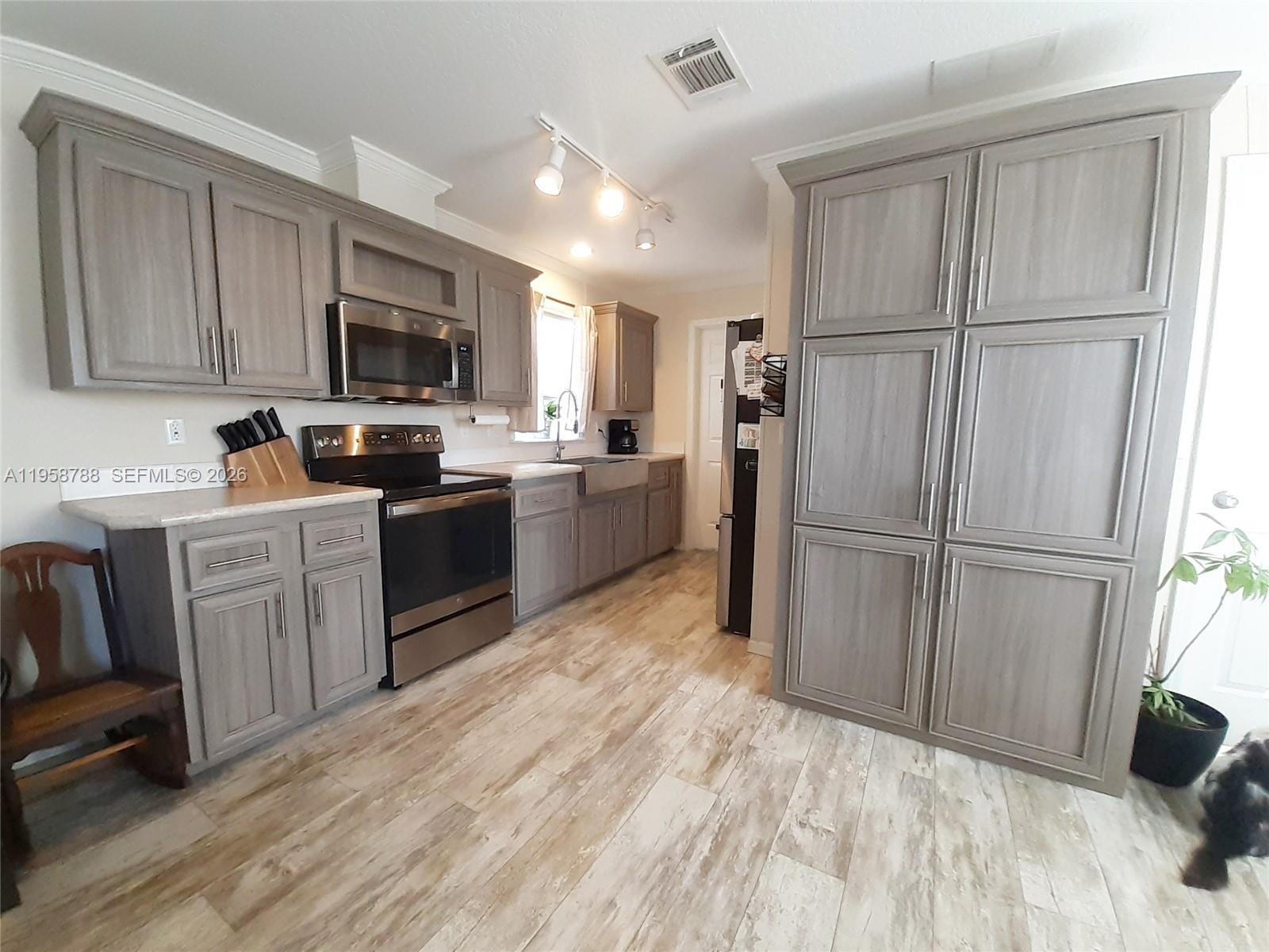 13331 Southwest 7th Place Davie, FL 33325 - Photo 24 of 35
