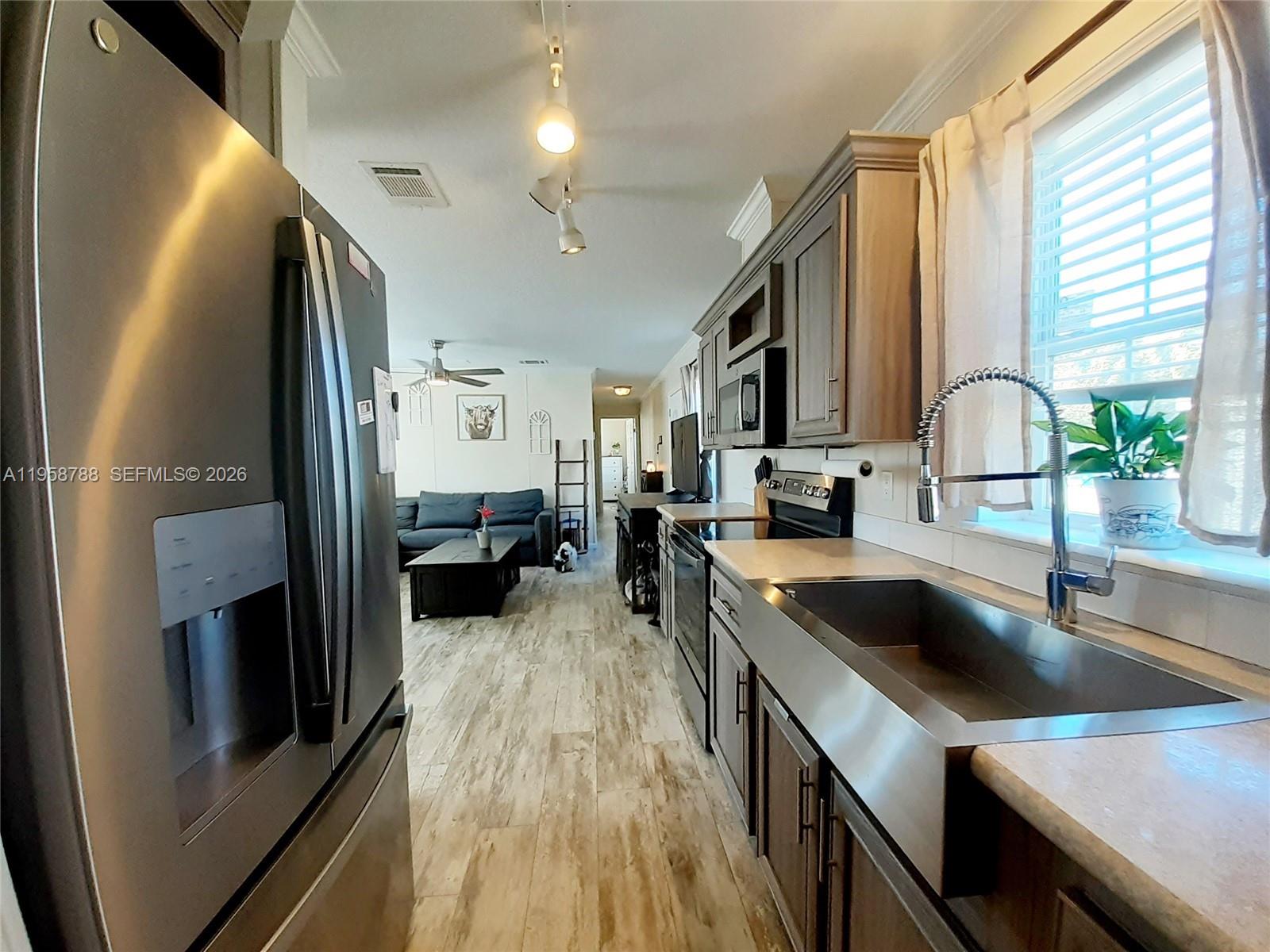 13331 Southwest 7th Place Davie, FL 33325 - Photo 6 of 35