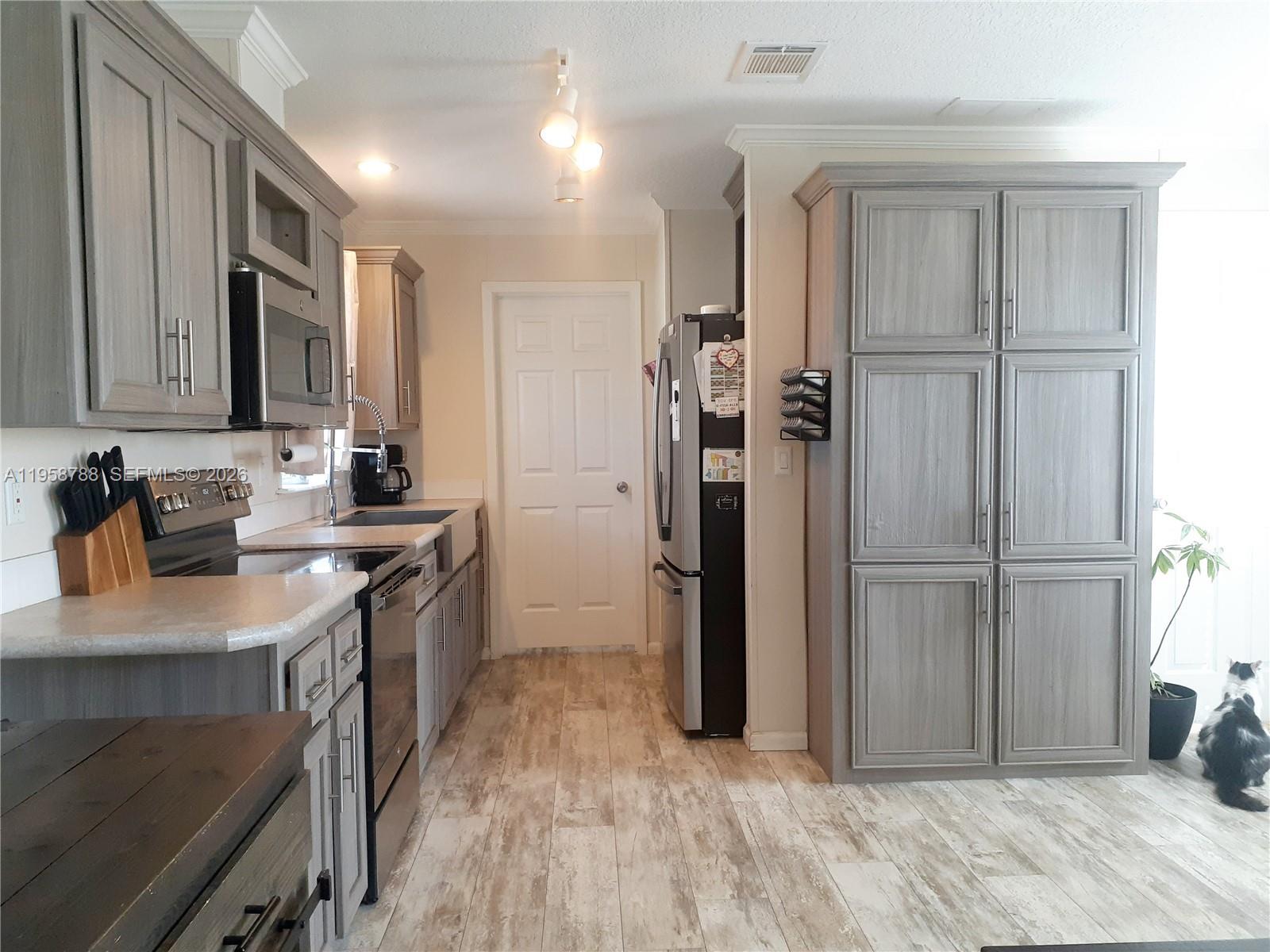 13331 Southwest 7th Place Davie, FL 33325 - Photo 7 of 35
