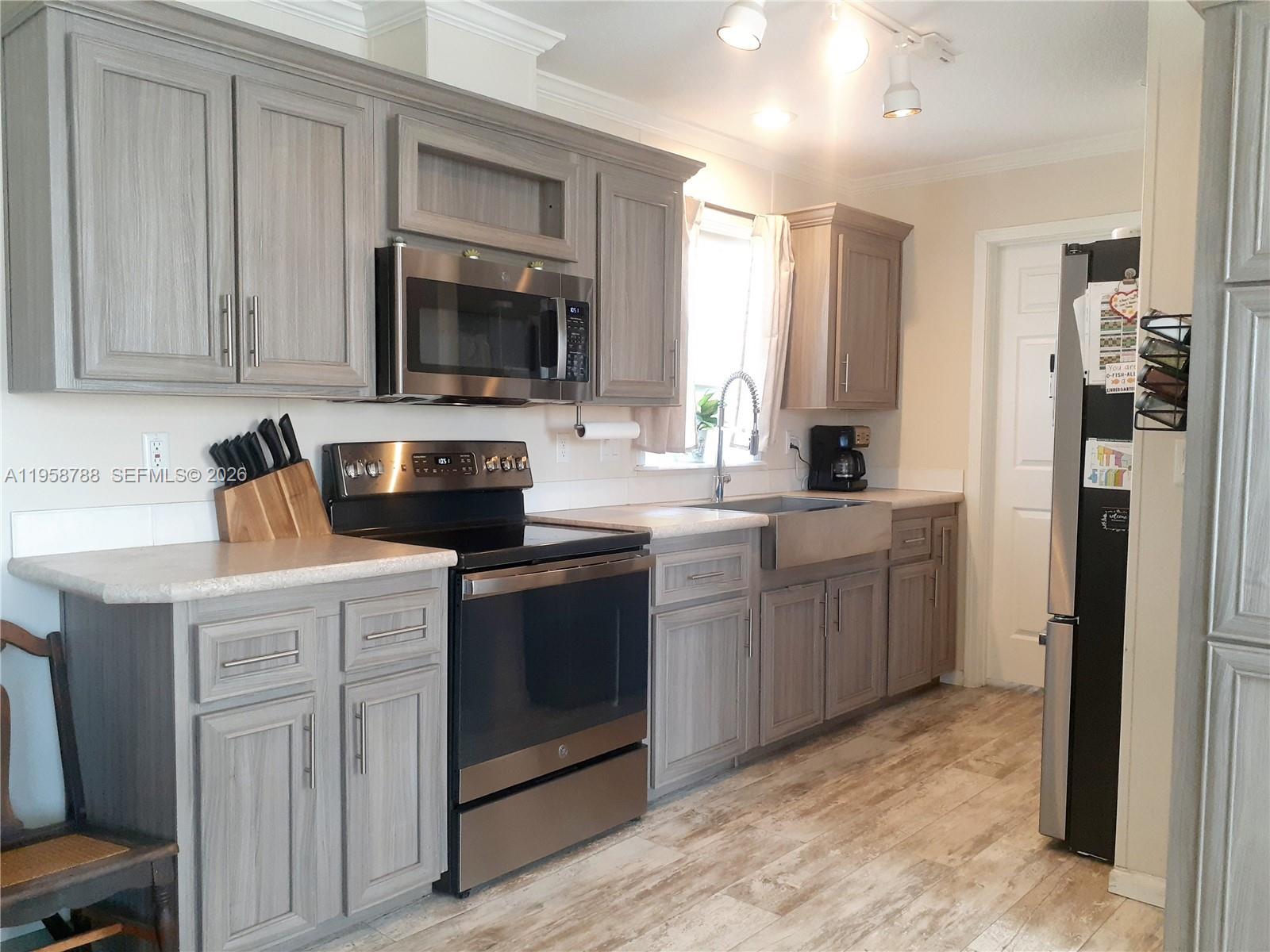 13331 Southwest 7th Place Davie, FL 33325 - Photo 8 of 35