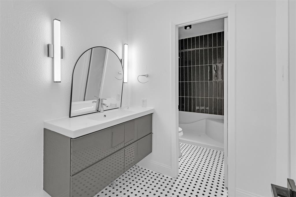 5516 Boca Raton Boulevard, Unit 321 Fort Worth, TX 76112 - Photo 17 of 25 PRIMARY SUITE BATHROOM