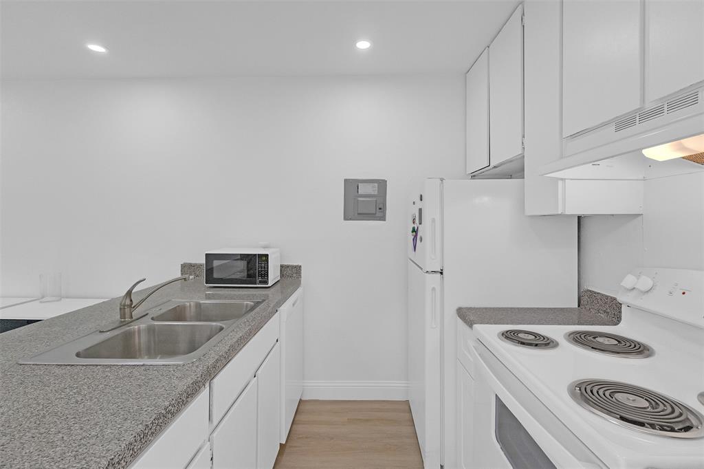 5516 Boca Raton Boulevard, Unit 321 Fort Worth, TX 76112 - Photo 6 of 25 GALLEY KITCHEN