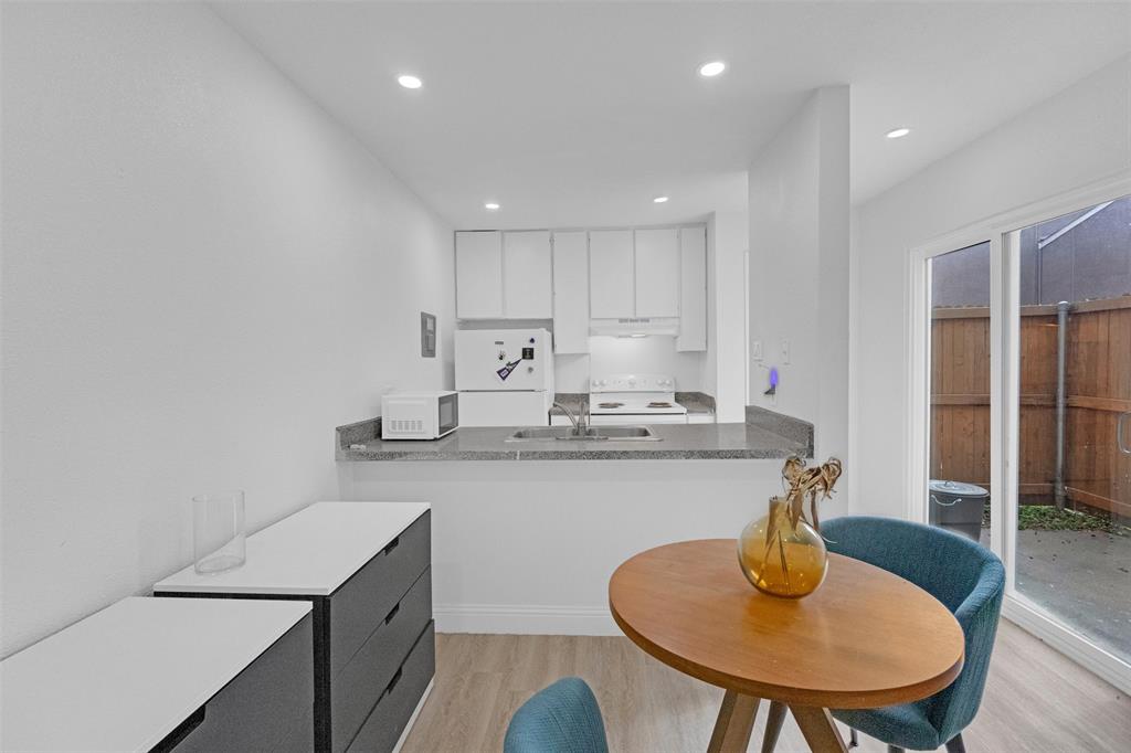 5516 Boca Raton Boulevard, Unit 321 Fort Worth, TX 76112 - Photo 9 of 25 BREAKFAST BAR VIEW