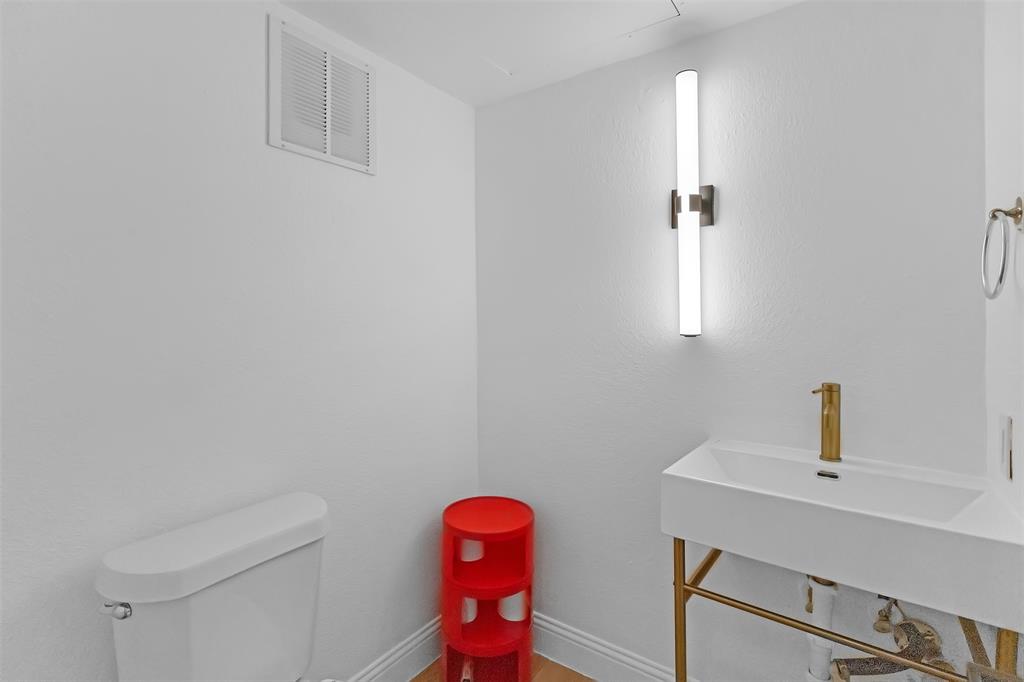 5516 Boca Raton Boulevard, Unit 321 Fort Worth, TX 76112 - Photo 10 of 25 POWDER ROOM