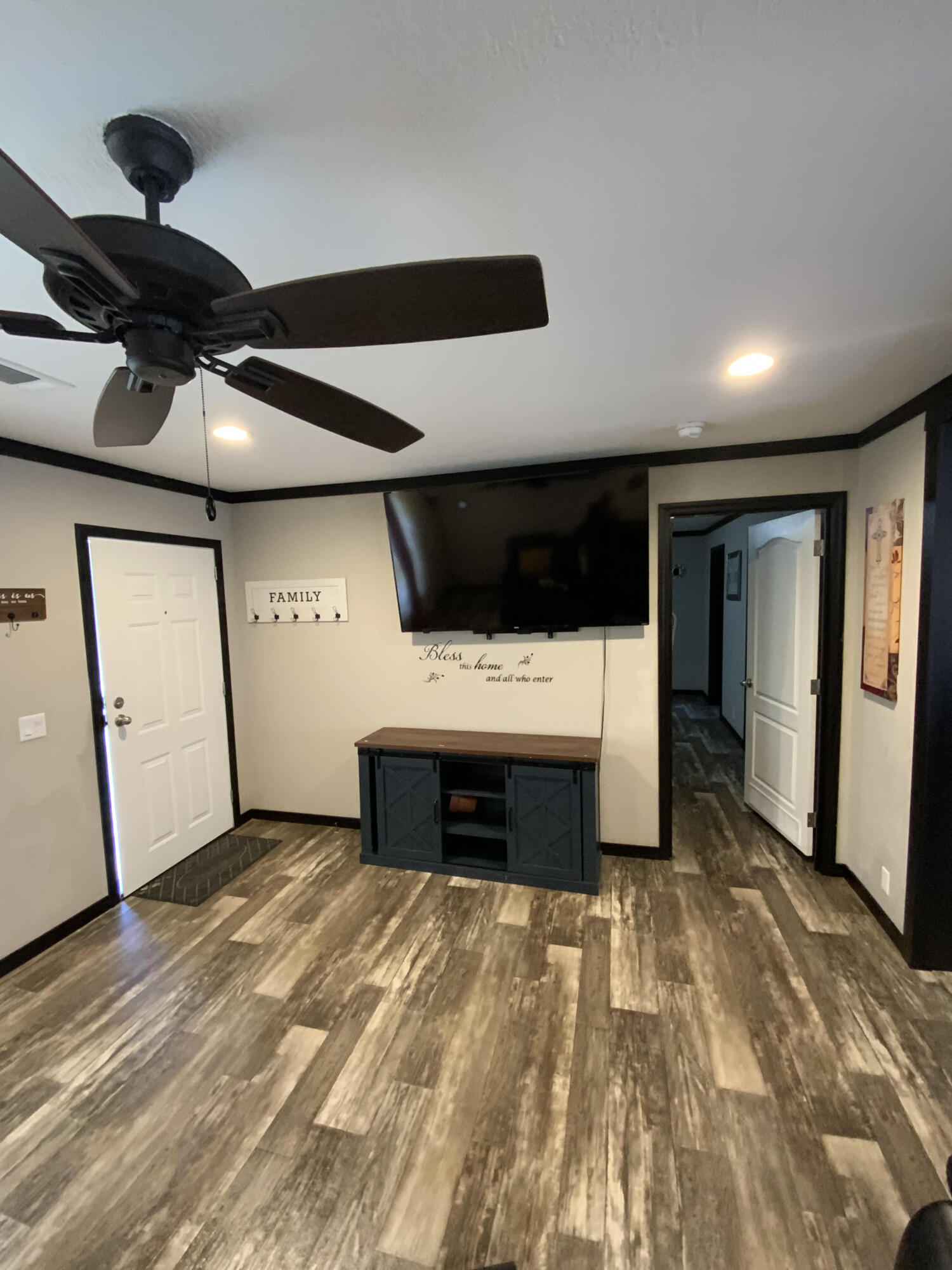 470 Stokes Road Walterboro, SC 29488 - Photo 9 of 25 livingarea1