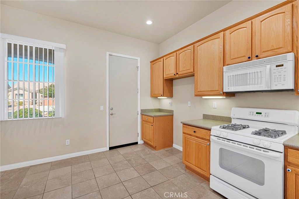 10461 Bridge Haven Road Apple Valley, CA 92308 - Photo 12 of 32