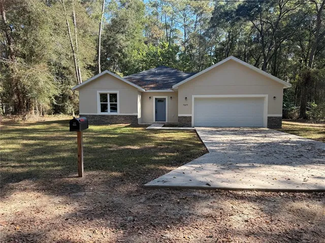 a view of a house with a yard