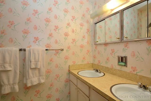 218 Lakeledge Road Beech Mountain, NC 28604 - Photo 7 of 12 Gallery Image 7