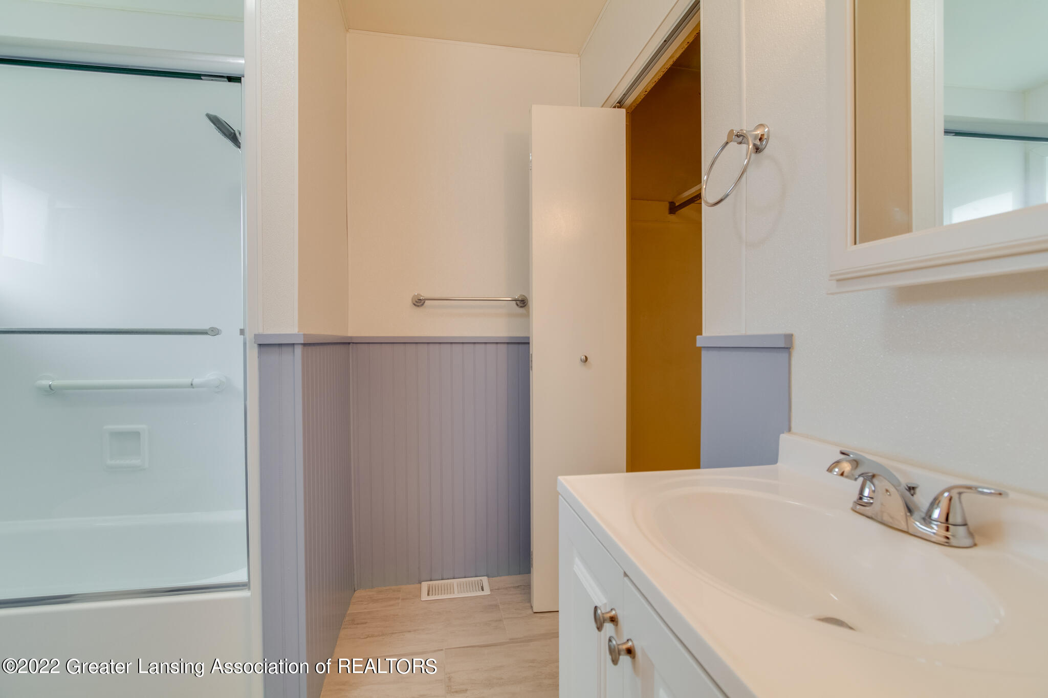 2712 Fairfax Road Lansing, MI 48910 - Photo 13 of 27 full bath