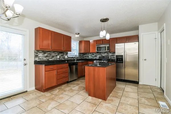 $2,155 | 15533 Ninety-Seventh Avenue, Florissant, MO 63034