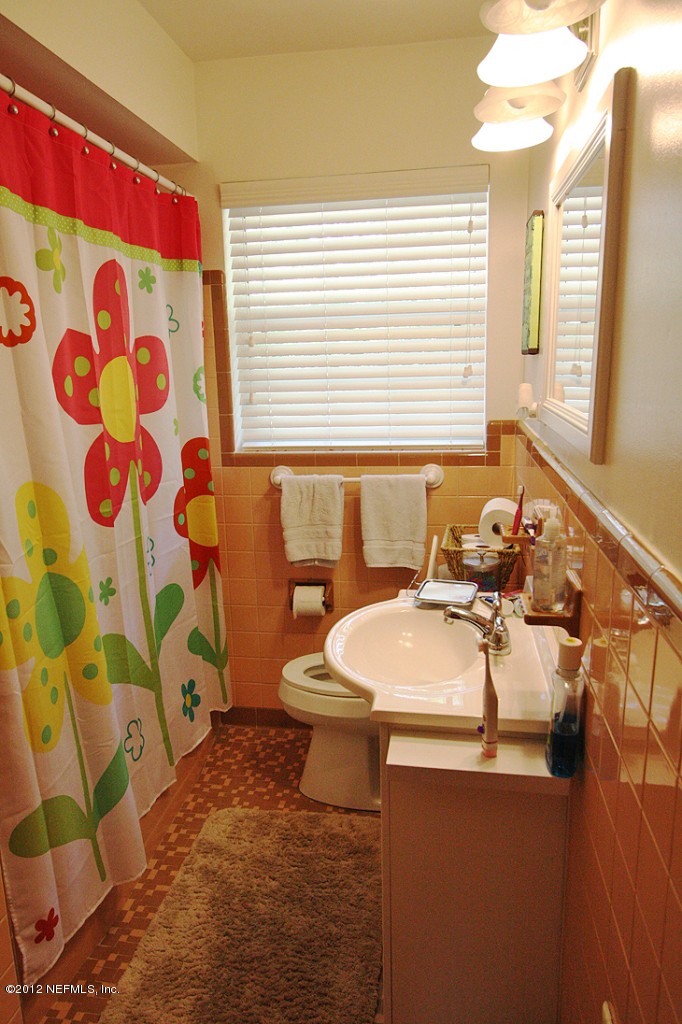 819 Barbados Road Jacksonville, FL 32216 - Photo 13 of 20 Guest Bathroom