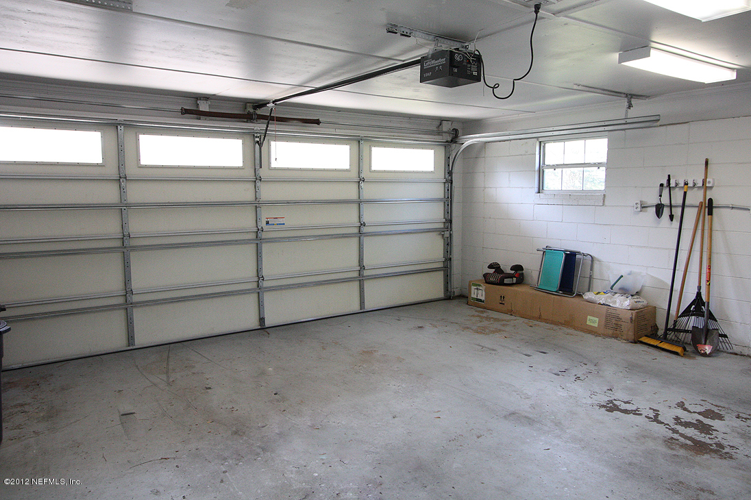 819 Barbados Road Jacksonville, FL 32216 - Photo 15 of 20 Garage