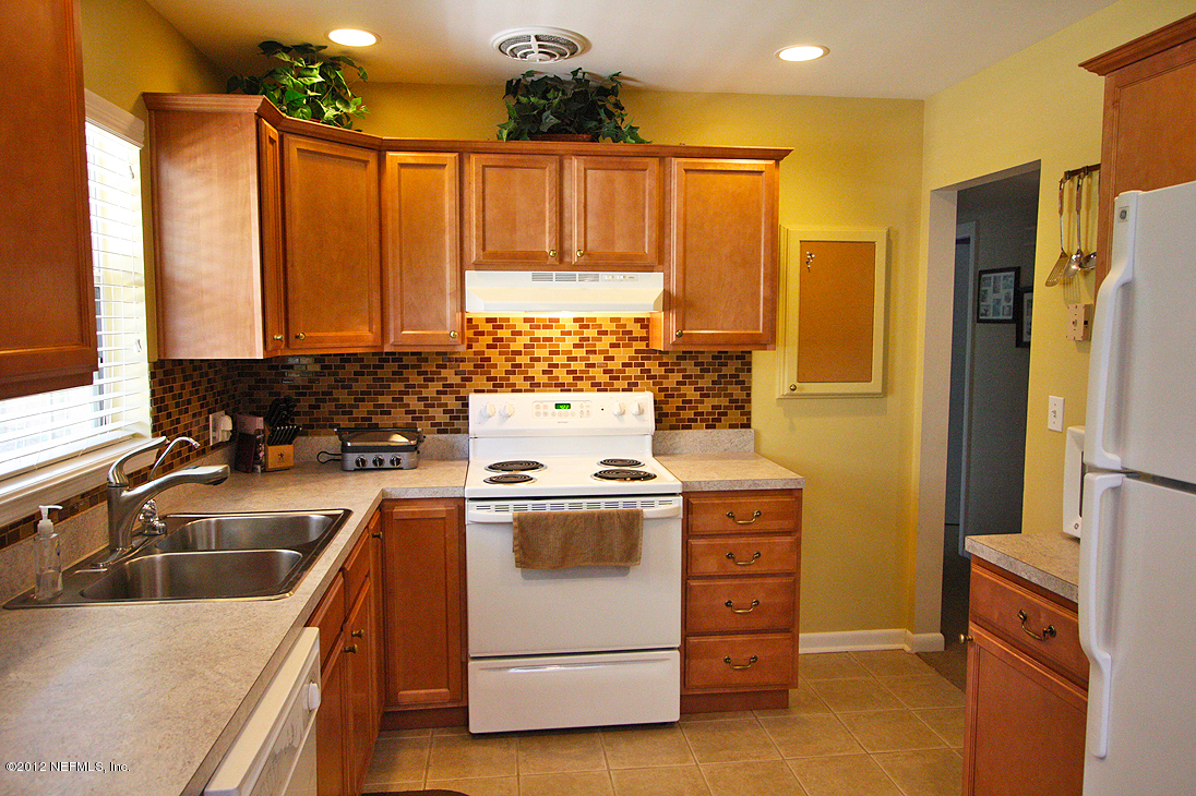 819 Barbados Road Jacksonville, FL 32216 - Photo 2 of 20 Kitchen