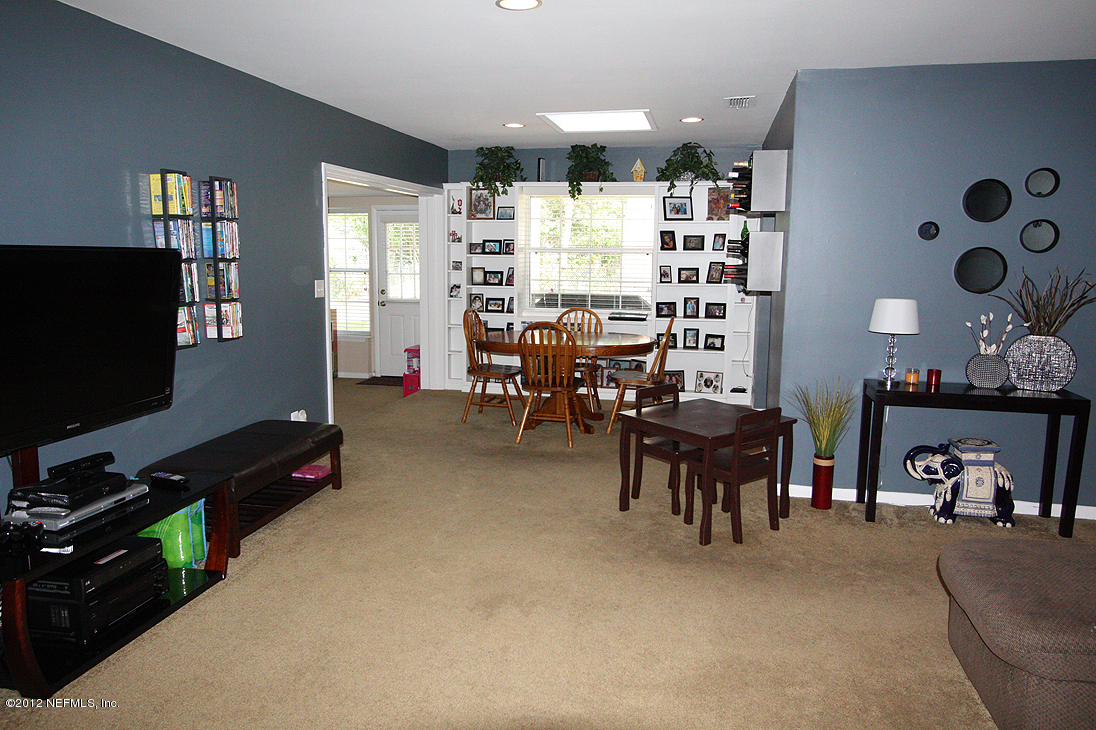 819 Barbados Road Jacksonville, FL 32216 - Photo 5 of 20 Livingroom