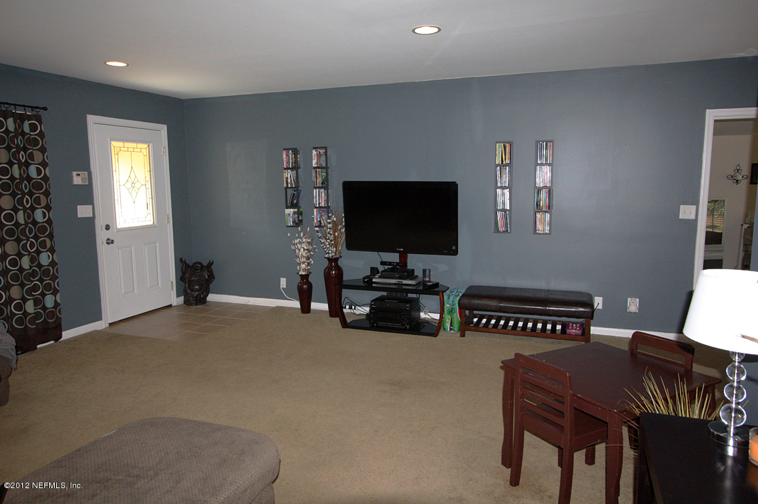819 Barbados Road Jacksonville, FL 32216 - Photo 6 of 20 Livingroom