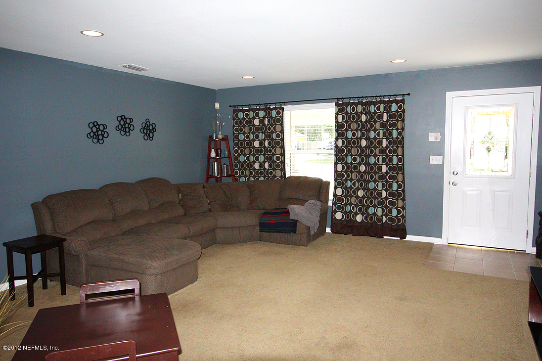 819 Barbados Road Jacksonville, FL 32216 - Photo 7 of 20 Livingroom