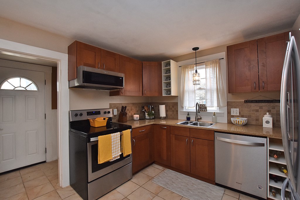 328 Snake Hill Road Glocester, RI 02857 - Photo 4 of 14