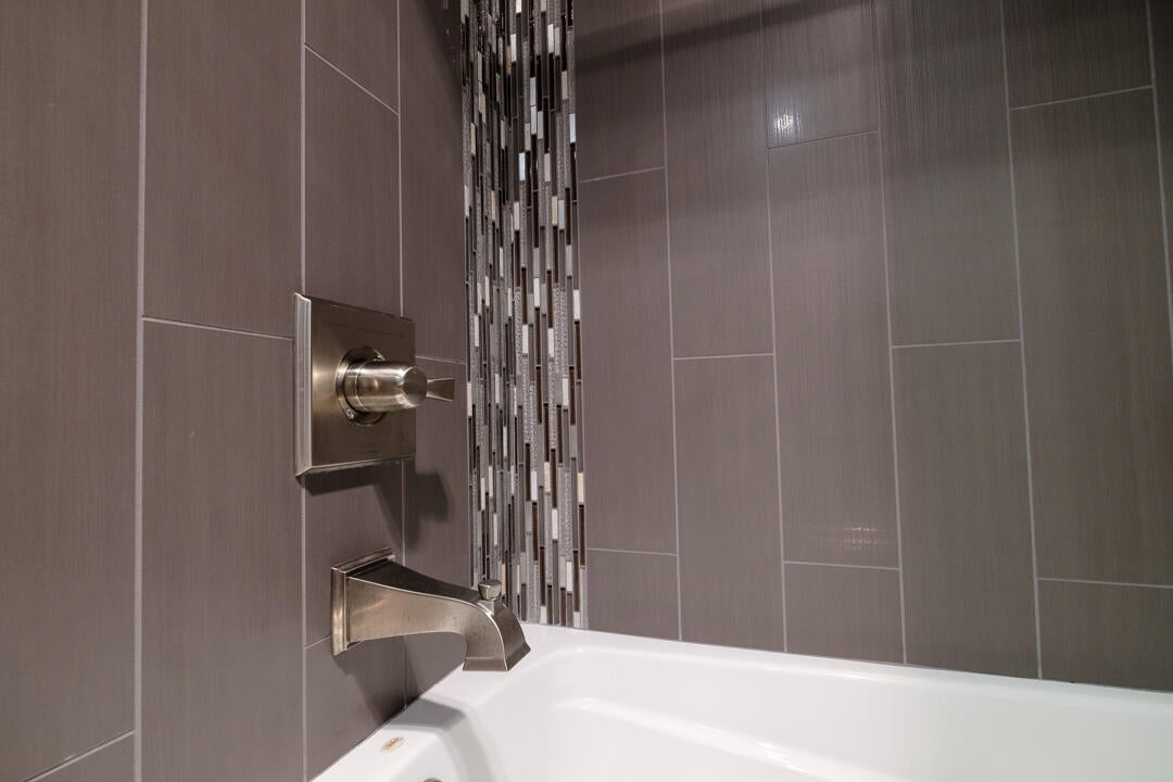3124 Taylor Road Central Point, OR 97502 - Photo 31 of 47 Jack & Jill Bath 2