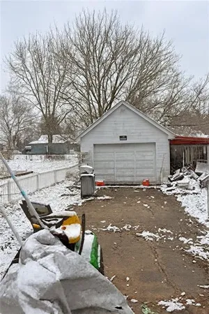 a view of a house with backyard and trees