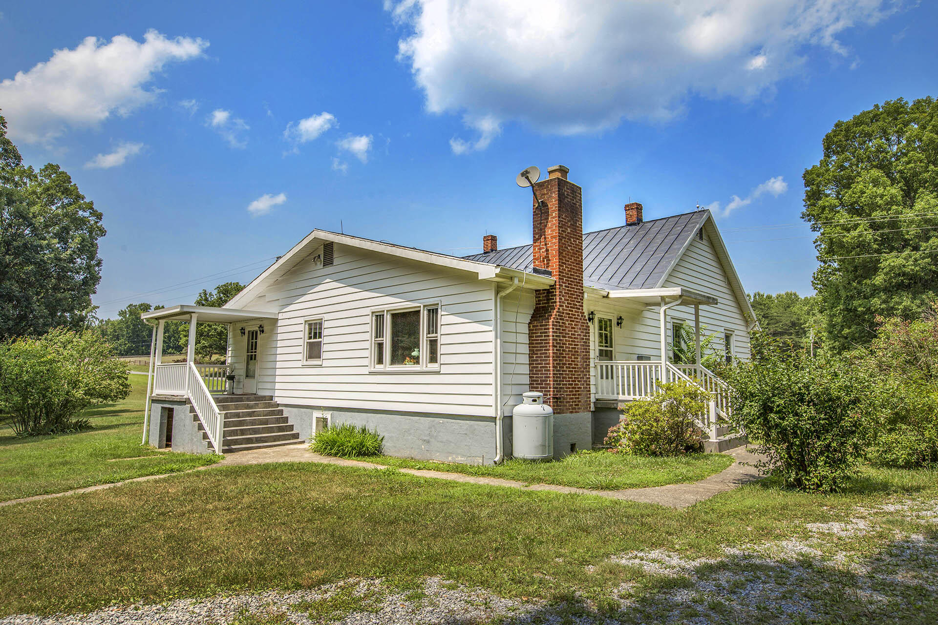 9606 Dickerson Mill Road Moneta, VA 24121 - Photo 18 of 25 Side/Rear View