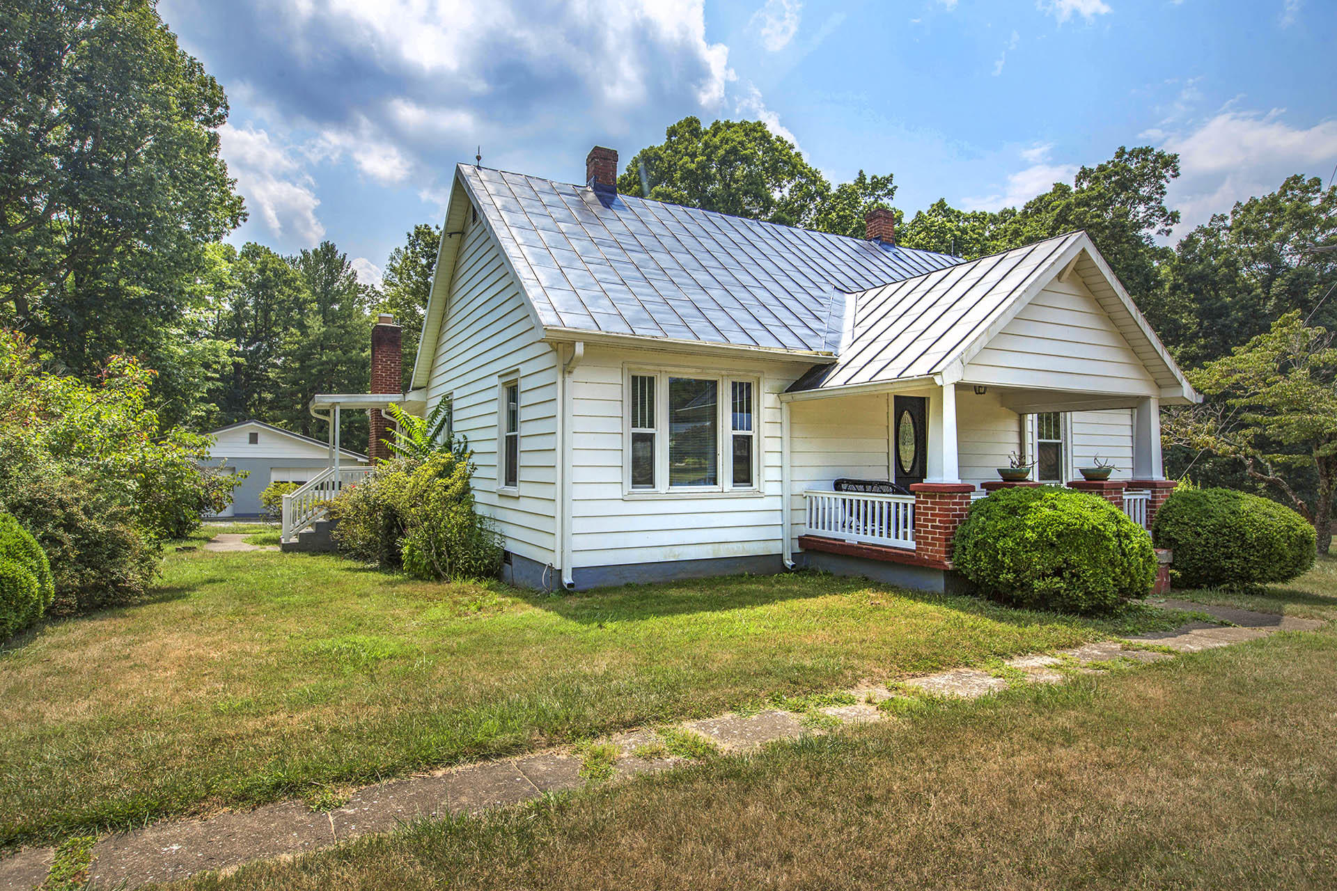 9606 Dickerson Mill Road Moneta, VA 24121 - Photo 3 of 25 Wooded Neighborhood