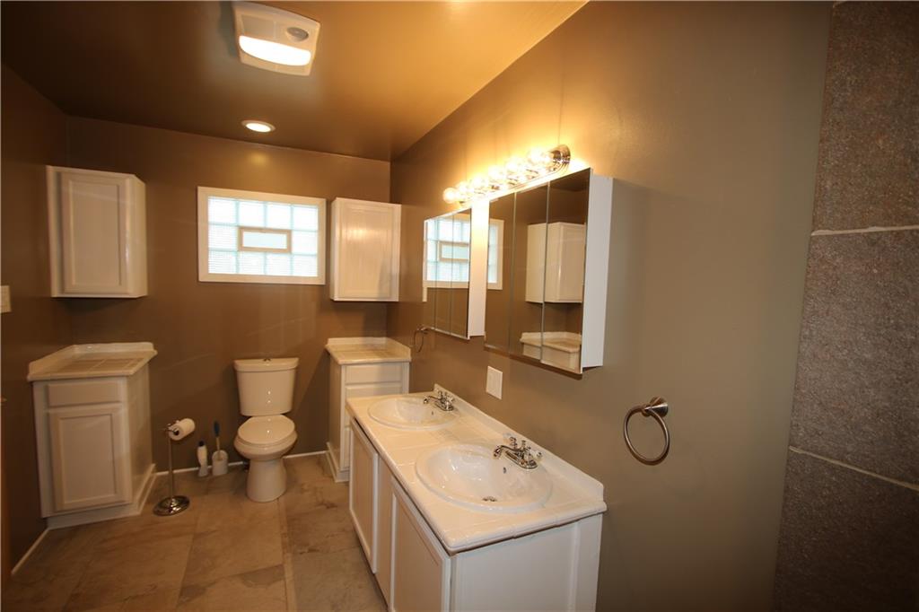 2620 Douglas Run Road Elizabeth, PA 15037 - Photo 14 of 25 Another View of 1st Floor Master Bathroom w/ Heat Vent