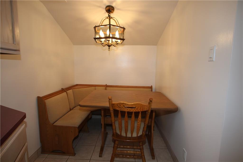 Convenient 7x6 Dining area w/ Storage Bench Seats & Table included