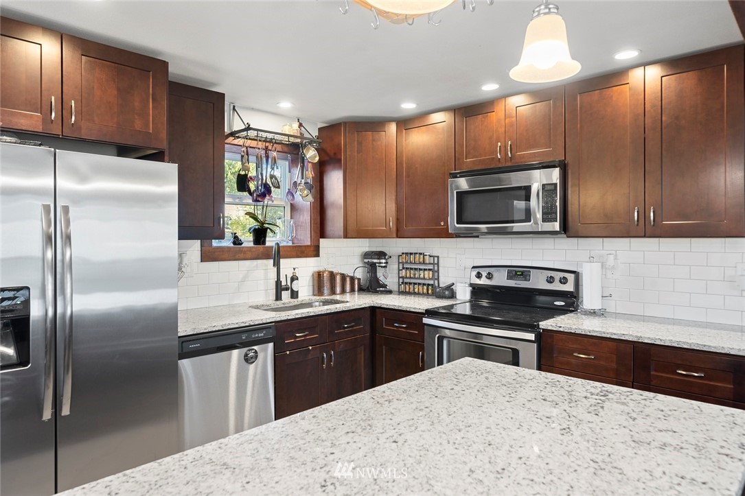 3606 Northeast 9th Street Renton, WA 98056 - Photo 5 of 19