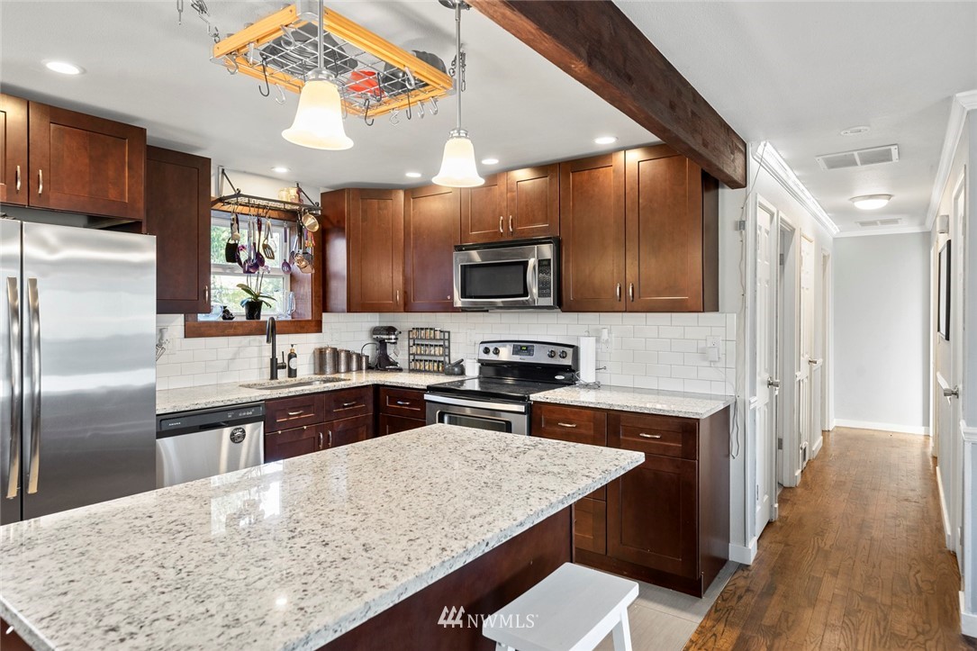 3606 Northeast 9th Street Renton, WA 98056 - Photo 6 of 19