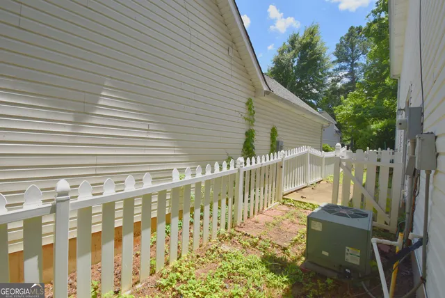 a view of a pathway of a house with a garden