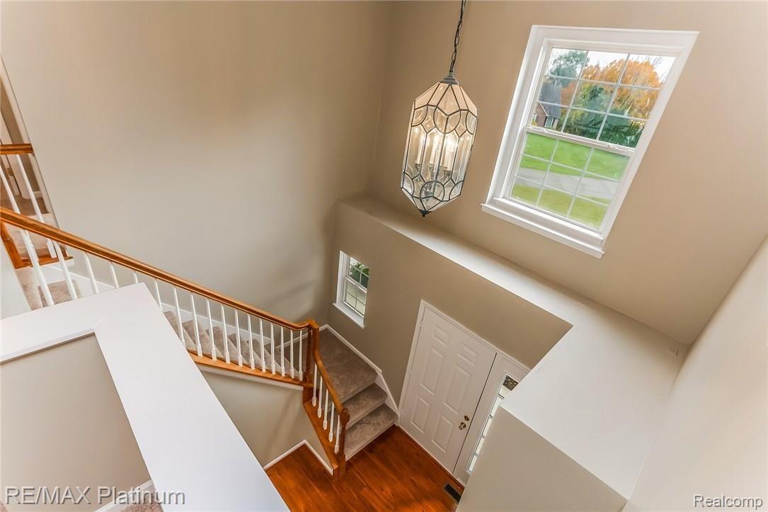 4327 Ridge Court Pinckney, MI 48169 - Photo 3 of 36 008-Foyer-3403315-medium.jpg