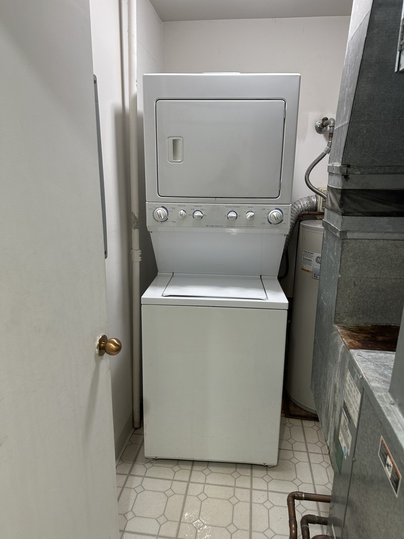 431 South Dearborn Street, Unit 507 Chicago, IL 60605 - Photo 18 of 25 a utility room with a washer and dryer