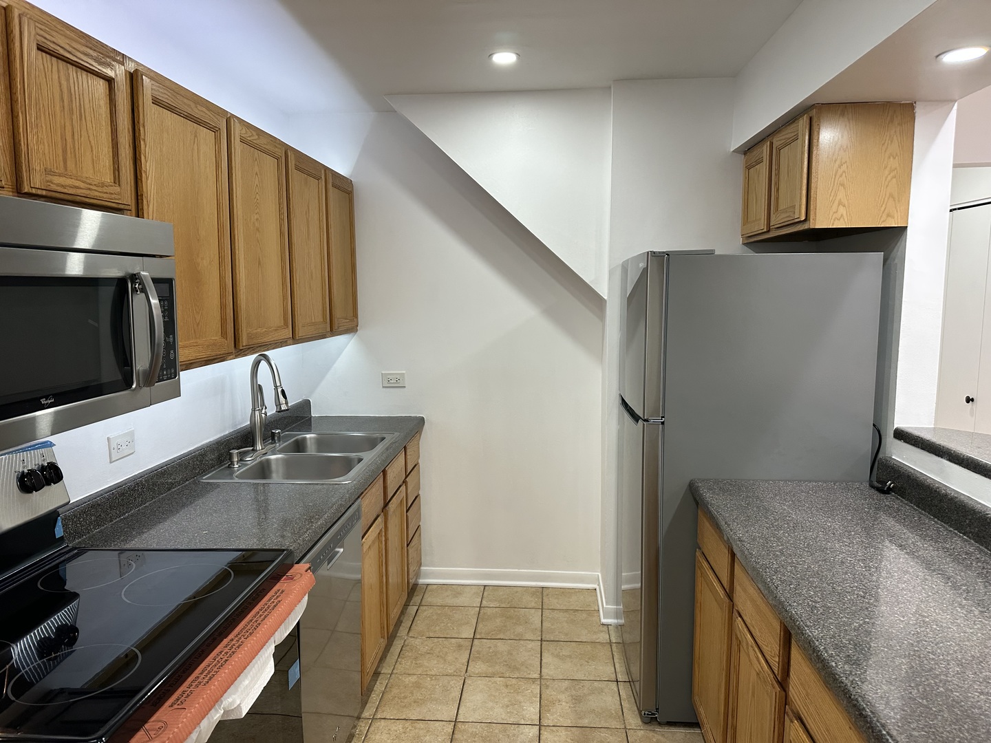 431 South Dearborn Street, Unit 507 Chicago, IL 60605 - Photo 4 of 25 a kitchen with a sink stove and microwave