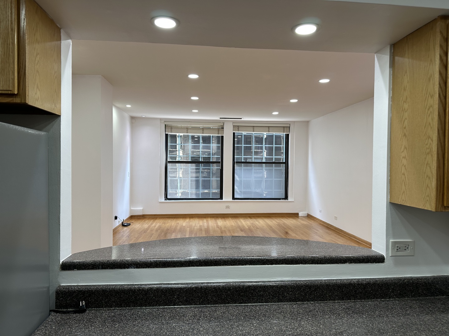 431 South Dearborn Street, Unit 507 Chicago, IL 60605 - Photo 7 of 25 a bedroom with a bed and a window