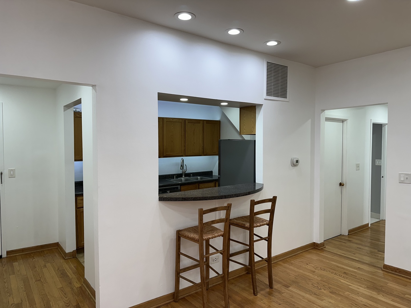 431 South Dearborn Street, Unit 507 Chicago, IL 60605 - Photo 9 of 25 a living room with furniture and a flat screen tv