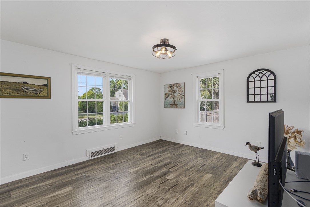 100 Penguin Avenue Warwick, RI 02818 - Photo 9 of 42