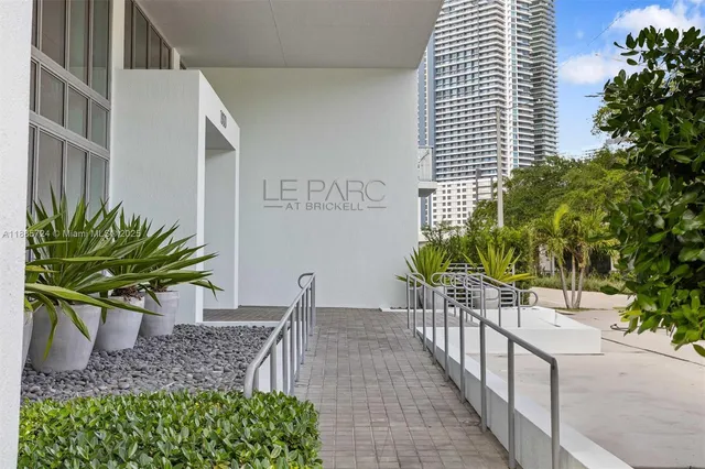 $438,000 | 1600 Southwest 1st Avenue, Unit 704, Miami, FL 33129